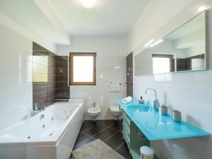 Koupelna v ubytování Holiday home in Umag with swimming pool + 23 fotografií