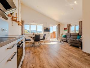 eine Küche und ein Wohnzimmer mit einer Couch und einem Tisch in der Unterkunft Holiday apartment with 2 bedrooms in Kalzhofen