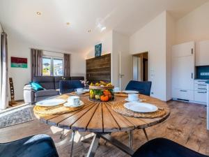 ein Wohnzimmer mit einem Holztisch mit Obst darauf in der Unterkunft Holiday apartment with 2 bedrooms in Kalzhofen