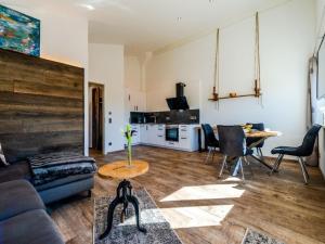 ein Wohnzimmer mit Sofa und Tisch in der Unterkunft Holiday apartment with 2 bedrooms in Kalzhofen + 8 Fotos