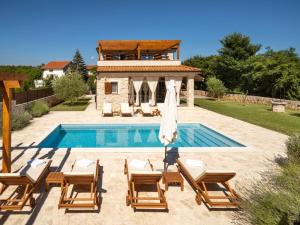 Πισίνα στο ή κοντά στο Villa in Gostinjac with swimming pool