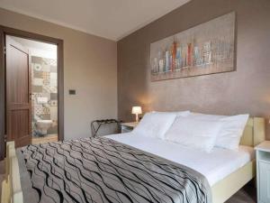 Ένα ή περισσότερα κρεβάτια σε δωμάτιο στο Villa in Gostinjac with swimming pool +32 φωτογραφίες