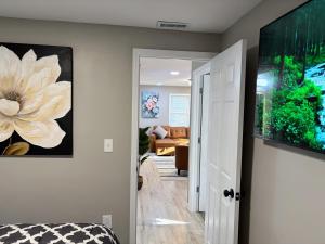 TV a/nebo společenská místnost v ubytování Your Cozy Home Away From Home king bed, parking + 14 fotografií