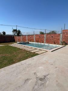 una piscina en un patio junto a una pared de ladrillo en Casa Quinta MOAN, en Cambyretá