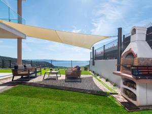 un patio con un horno de pizza en el lateral de un edificio en Visa Residence Labin, en Labin