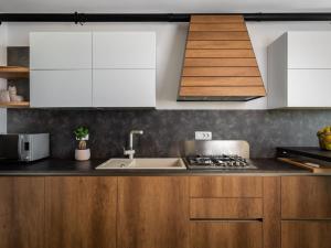 una cocina con fregadero y estufa horno superior en Visa Residence Labin, en Labin