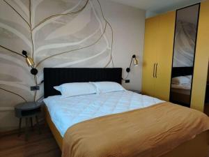 ein Schlafzimmer mit einem großen Bett und einer Lampe in der Unterkunft Oliva Verde Residence in Santalezi