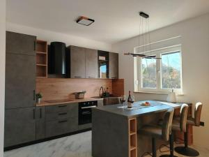 eine Küche mit Theke und Tisch mit Stühlen in der Unterkunft Oliva Verde Residence in Santalezi