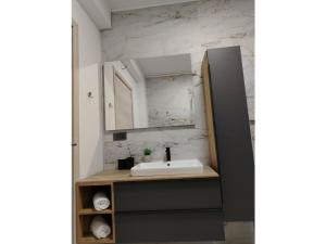 ein Badezimmer mit einem Waschbecken und einer weißen Theke in der Unterkunft Oliva Verde Residence in Santalezi + 21 Fotos