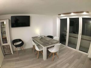 ブラウンラーゲにあるHoliday apartment with 3 bedroomsのテーブルと椅子のあるダイニングルーム