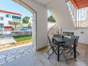 una sala da pranzo con tavolo e sedie su un patio di Apartment with 4 bedrooms a Poreč (Parenzo)