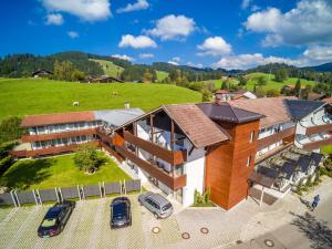 eine Luftansicht eines Hauses mit in einer Einfahrt geparkt in der Unterkunft Holiday apartment with 2 bedrooms in Kalzhofen + 6 Fotos