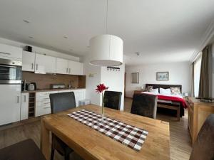 eine Küche und ein Esszimmer mit einem Tisch und einem Bett in der Unterkunft Holiday apartment with 2 bedrooms in Kalzhofen