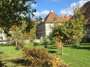 Gallery image of former wagonry in the castle complex in Maroldsweisach +18 photos