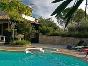 a swimming pool in front of a house at in southern France La Bastide in Saint-Julien-de-Peyrolas