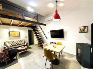 un soggiorno con un divano e un tavolo di Apartment Urban Grey a Poreč (Parenzo)