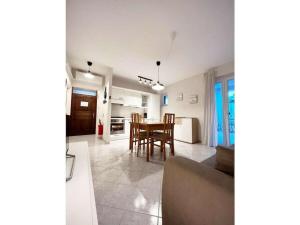 Η κουζίνα ή μικρή κουζίνα στο Apartment in Funtana with parking and barbecue