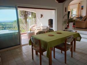 una sala da pranzo con tavolo e sedie verdi di 4 bedroom villa a La Croix-Valmer