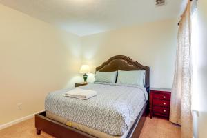 Rock BridgeにあるPet-Friendly Home with Pool Access in Snellville!の木製のヘッドボードが付いたベッドのある寝室 +24枚の写真