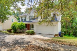 Rock BridgeにあるPet-Friendly Home with Pool Access in Snellville!の庭のガレージ付白い家