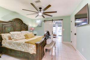 Un dormitorio con una cama grande y un ventilador de techo. en Boat, Fish and Walk to Beach Waterfront Destin Gem!, en Destin