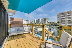 una terraza con 2 sillas y una sombrilla en Boat, Fish and Walk to Beach Waterfront Destin Gem!, en Destin