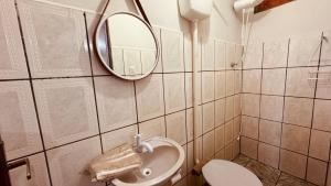a bathroom with a toilet and a mirror at Casa Grande e Completa - Emite NF in Maracaju +30 photos