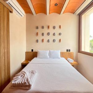 Un dormitorio con una cama grande en una habitación con ventana. en Casa Xaviera, en Puerto Escondido