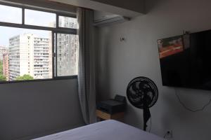 Μια τηλεόραση ή/και κέντρο ψυχαγωγίας στο Quarto de casal Ideal para o Círio e COP-Apartamento compartatilhado