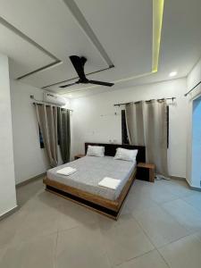 a bedroom with a bed and a ceiling at Kwamba in Cotonou