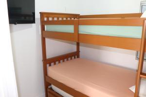 a bedroom with bunk beds in a room at Quarto de Nazaré Duplo in Belém