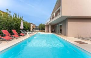 Hồ bơi trong/gần 5 Bedroom Amazing Home In Kakma