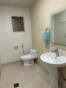 アル・コバールにあるالخبر الشمالية 2のトイレと洗面台付きのバスルーム