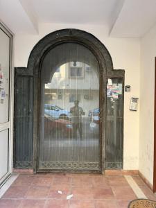 アル・コバールにあるالخبر الشمالية 2の大きな金属製のドアとその後ろに立っている男 +4枚の写真