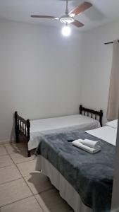 a bedroom with a bed with two towels on it at Hotel Eldorado in Eldorado
