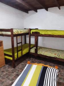 サン・ヴィセンテにあるQuinta Rufina San Vicenteの二段ベッドが3つある部屋