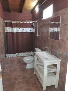 サン・ヴィセンテにあるQuinta Rufina San Vicenteの白い洗面台とトイレのあるバスルーム