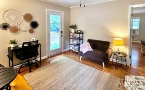 una sala de estar con un sofá y una mesa en Cozy Suite at Songbird Hollow for 1 Guest, en Stone Mountain