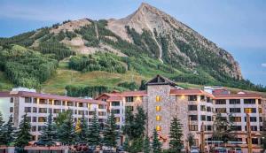 Mount Crested ButteにあるGrand Lodge Studio Pool Hot Tub Pets Skiingの山のある建物の前の山 +17枚の写真