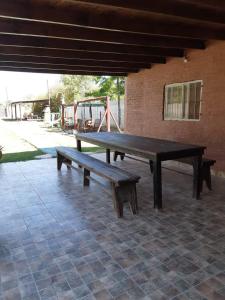 サン・ヴィセンテにあるQuinta Rufina San Vicenteのピクニックテーブル(パティオのベンチ2台付)