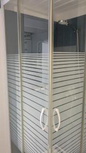 a glass window with white blinds in a room at Charmant petit Studio a Dax in Dax