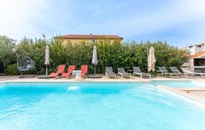 Hồ bơi trong/gần 5 Bedroom Amazing Home In Kakma