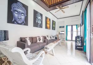 een woonkamer met een bank en stoelen. bij Villa Marjens 2 Seminyak area Bali in Kerobokan