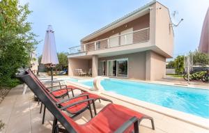 Hồ bơi trong/gần 5 Bedroom Amazing Home In Kakma