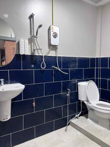 Bilik mandi di Chato Hostel
