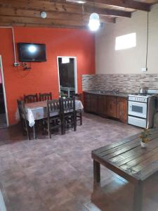 サン・ヴィセンテにあるQuinta Rufina San Vicenteのキッチン、ダイニングルーム(テーブル、コンロ付)
