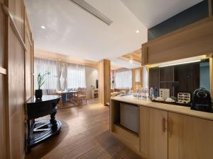 Una cocina con gabinetes de madera y encimera. en 成都鹪鹩人文精品酒店, en Chengdú 26 fotos más