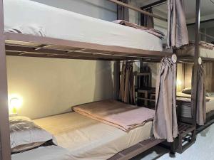 巴色Chato Hostel的一间小房间里有两张双层床