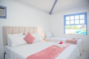 ブジオスにあるPousada Vila Capri - Geribáの白いベッドルーム(ベッド2台、窓付) +112枚の写真