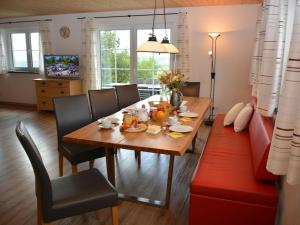 comedor con mesa y sillas en Holiday Apartment Schwärzler, en Stiefenhofen